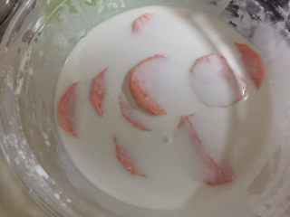 8、炸蔬菜沙拉,胡萝卜去皮切片后放入生粉糊中沾裹