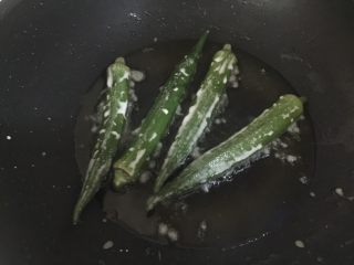 11、炸蔬菜沙拉,放入油锅中炸至表面金黄后捞出再裹一层生粉糊,再入油锅复炸