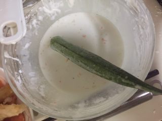 10、炸蔬菜沙拉,秋葵洗净去表面的毛后也同样放入生粉糊中沾裹