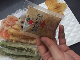 14、炸蔬菜沙拉,起锅滤去油份后倒入丘比焙煎芝麻口味沙拉汁