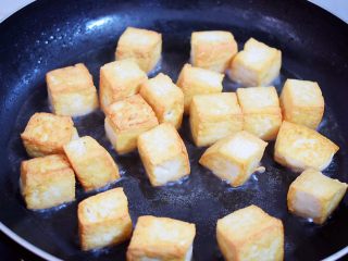 4、白菜豆腐,小火煎至六面金黄色