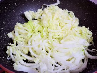 7、白菜豆腐,加入白菜翻炒至断生