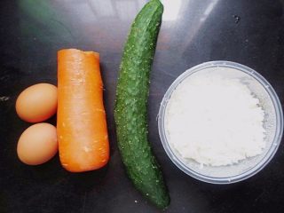 1、炒饭蛋糕，伪装成小蛋糕的鸡蛋炒米,准备食材，和昨天吃剩的米饭