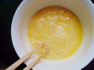 4、炒饭蛋糕，伪装成小蛋糕的鸡蛋炒米,鸡蛋加入少许盐，打散