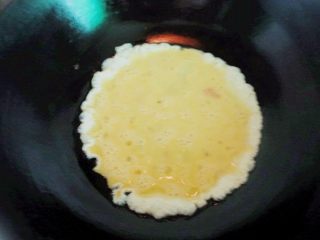 5、炒饭蛋糕，伪装成小蛋糕的鸡蛋炒米,炒锅中倒入适量植物油，待油温5成左右热时，将打散的鸡蛋液倒入锅中