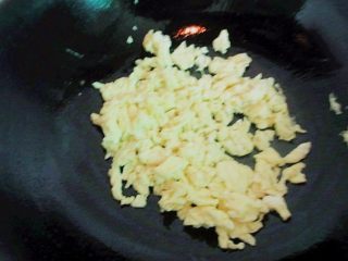 6、炒饭蛋糕，伪装成小蛋糕的鸡蛋炒米,用筷子快速划散成均匀的小块，盛出