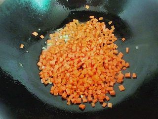 8、炒饭蛋糕，伪装成小蛋糕的鸡蛋炒米,下入胡椒丁炒至断生