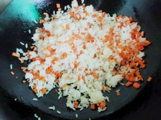 10、炒饭蛋糕，伪装成小蛋糕的鸡蛋炒米,用饭铲把米饭彻底炒散，颗粒分明时加入盐，胡椒粉调味，一点鸡精炒匀。