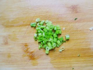 14、炒饭蛋糕，伪装成小蛋糕的鸡蛋炒米,准备一把切碎的葱花待用