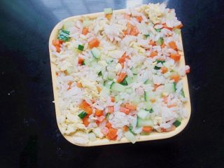 15、炒饭蛋糕，伪装成小蛋糕的鸡蛋炒米,把炒好的炒饭放入一个方形的容器里