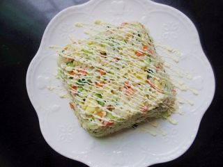 17、炒饭蛋糕，伪装成小蛋糕的鸡蛋炒米,用沙拉酱挤上自己喜欢的形状