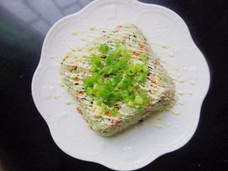 18、炒饭蛋糕，伪装成小蛋糕的鸡蛋炒米,顶部撒上一点葱花