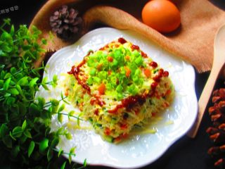 19、炒饭蛋糕，伪装成小蛋糕的鸡蛋炒米,为了好看，看起来更像方形小蛋糕，小姿还在周边顶部，挤上了少许黄豆酱当做装饰围边~