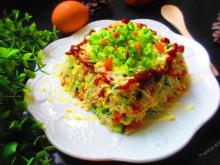 20、炒饭蛋糕，伪装成小蛋糕的鸡蛋炒米,大米的软硬程度恰到好处，鸡蛋既没过老也没有过嫩。油与米饭，鸡蛋的混合充足，软嫩的鸡蛋包裹住充满弹性的米饭，是对舌头的牙齿的一种大饱口福