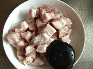 2、经典红烧肉,把五花肉切成2厘米见方的块，把葱，姜，大料，花椒放在调料盒里。