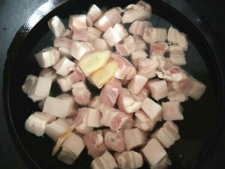 3、经典红烧肉,锅中加水，放入3片姜，凉水放入五花肉焯水，开锅后撇清浮沫，捞出控水备用。