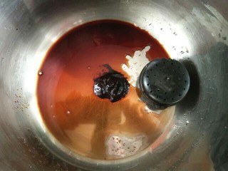 6、经典红烧肉,在烧的同时，在压力锅中放入生抽和调料盒。