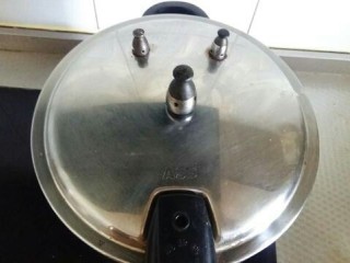 7、经典红烧肉,将五花肉和汤汁一同倒入压力锅中，盖好盖子，扣上压力阀，开大火烧至开始呲气，改小火烧20分钟。