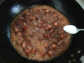 9、经典红烧肉,压力锅到时间后关火，放置15分钟后，小心取下压力阀，打开锅盖，把五花肉和汤汁一同倒入煸炒大蒜的炒锅中，放3粒冰糖，大火收汁，加盐调味，在烧一分钟，关火即可。