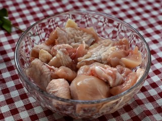 1、辣子鸡,鸡腿洗干净，切块儿备用