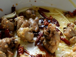 11、辣子鸡,翻炒一下，淋入一勺生抽、砂糖