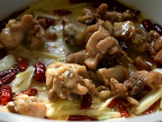 10、辣子鸡,炒香后倒入鸡块儿