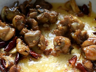 12、辣子鸡,倒入一点香醋，翻炒均匀