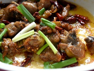 13、辣子鸡,临出锅前撒上一些香葱段