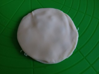 5、饺子皮版葱香酥饼,再盖上一层饺子皮