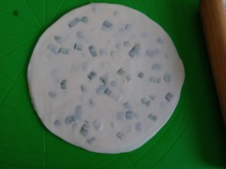 7、饺子皮版葱香酥饼,我做了两个五层,一个六层。顶部放一张饺子皮,用擀面杖擀成大饼