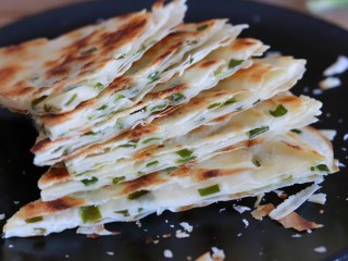 11、饺子皮版葱香酥饼,切开来看看,酥到掉渣渣