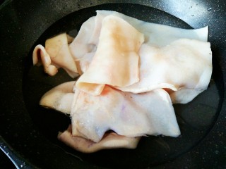 1、原汁皮冻,猪皮洗净，凉水入锅焯水