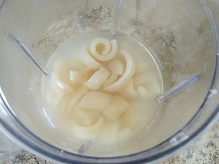 11、原汁皮冻,放入搅拌杯中