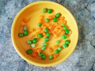 13、原汁皮冻,可以加点青碗豆和胡萝卜丁（提前煮熟的）