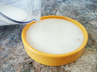 14、原汁皮冻,猪皮稀糊倒在模具里