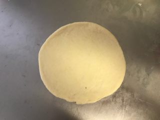 5、迷你香肠披萨,擀成圆薄片，边缘稍厚些。