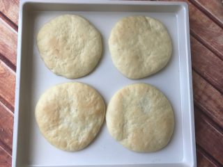 7、迷你香肠披萨,烤箱预热170度5分钟，中层烤9分钟左右即可。