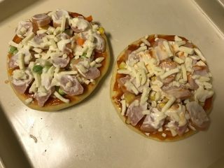 11、迷你香肠披萨,抹上适量的沙拉酱撒上马苏里拉芝士。