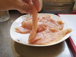 2、烤箱香酥大鸡排,把鸡胸肉从片薄，大概一块能片3层