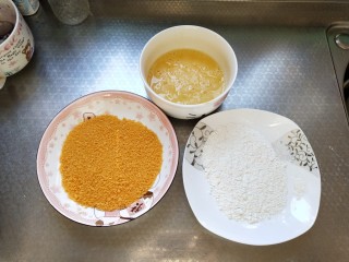 6、烤箱香酥大鸡排,准备好面包糠，面粉。鸡蛋液