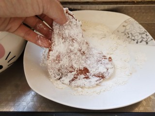 7、烤箱香酥大鸡排,鸡肉两面先蘸面粉