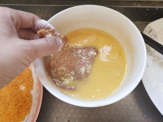 8、烤箱香酥大鸡排,再蘸鸡蛋液