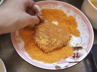 9、烤箱香酥大鸡排,最后裹上面包糠