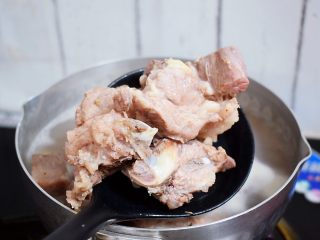 3、猪骨土豆胡萝卜汤,再捞出猪骨冲洗干净备用