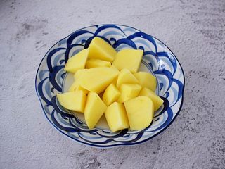 5、猪骨土豆胡萝卜汤,土豆去皮洗净滚刀切成小块