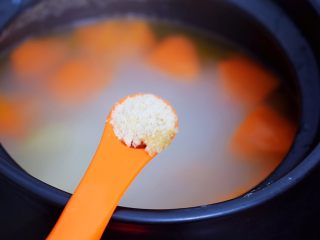 11、猪骨土豆胡萝卜汤,出锅前根据个人口味加入鸡精