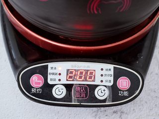 10、猪骨土豆胡萝卜汤,启动“煲汤键”功能键，默认时间为2小时