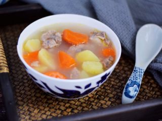 13、猪骨土豆胡萝卜汤,成品图