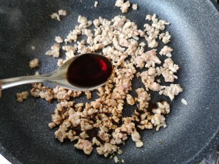 5、肉末豆角,将肉馅炒散，炒至肉馅出油变色后加入一勺味极鲜酱油（喜欢口感干一点的可以把肉馅煸的干一点）。