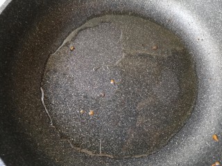 7、肉末豆角,锅中留适当的底油（或者适当加入点食用油），烧热。